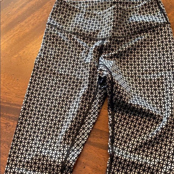 Size 4 black diamond lululemon leggings yoga pants - Picture 4 of 4